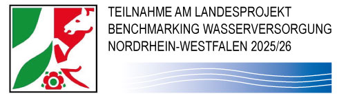 Logo mit weißem Pferd auf rot-grünem Hintergrund, daneben Text: Teilnahme am Landesprojekt Benchmarking Wasserversorgung NRW 2025/26 über blaue Wellen.